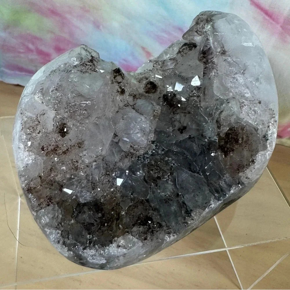 Quartz cluster w anatase inclusions